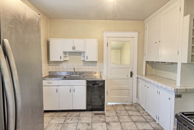 Building Photo - 2 bed 1 bath house just west of DU