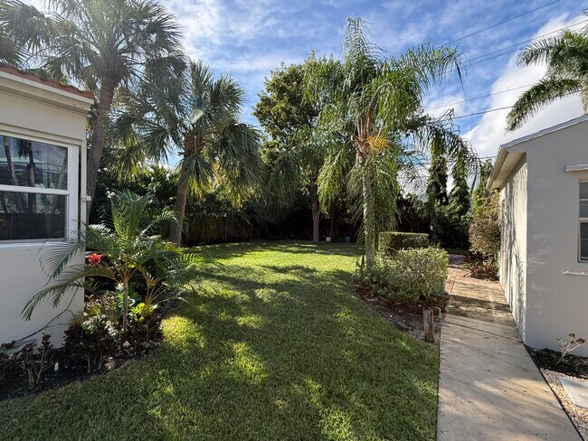 Building Photo - 1219 N Lakeside Dr