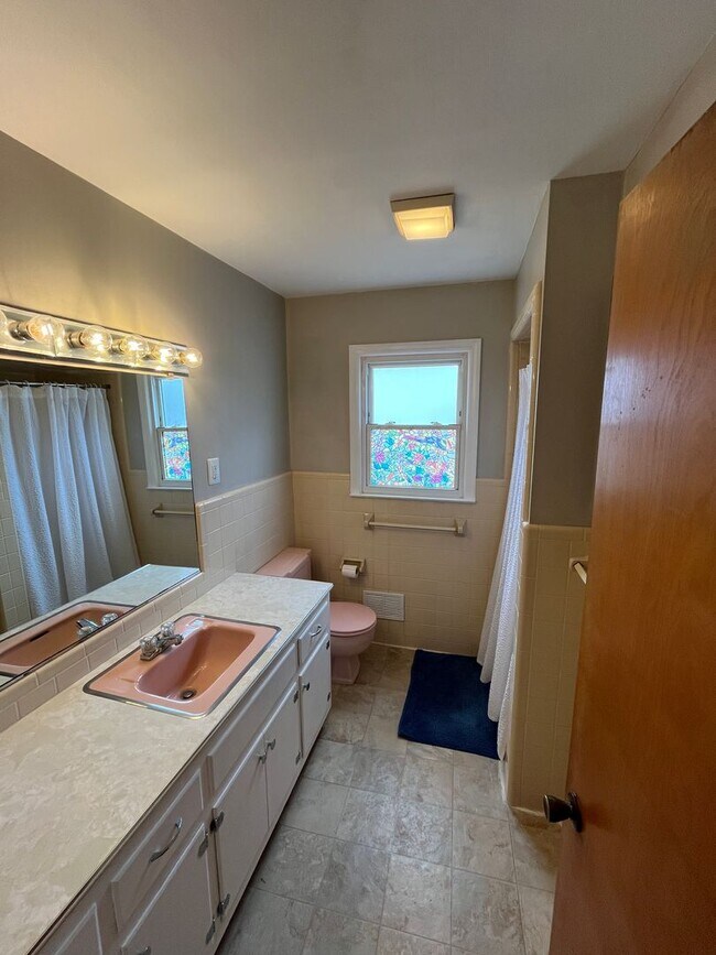 Building Photo - Charming 3-Bedroom 2-Bath with Beautiful Hardwood Floors