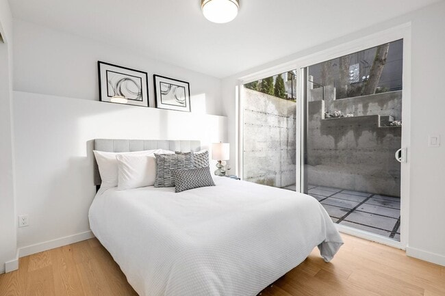 Building Photo - 2Bd/2Ba Seattle Townhouse