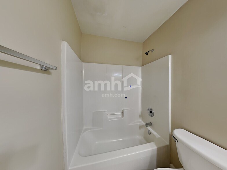 Building Photo - 409 Fairlawn Dr