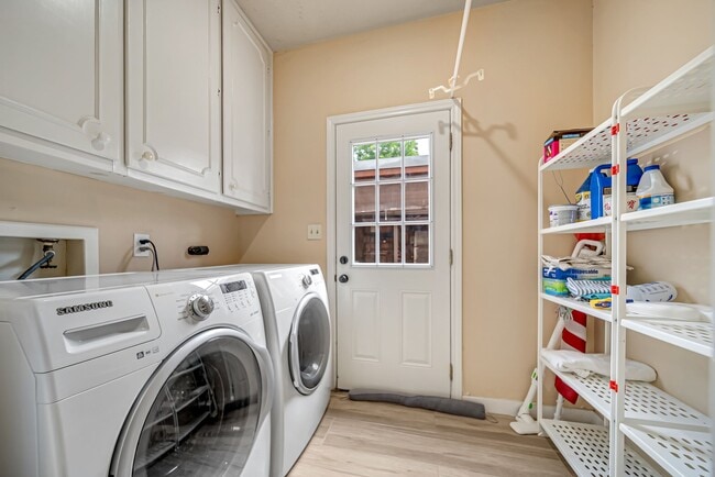 Building Photo - 10732 Briar Forest Dr