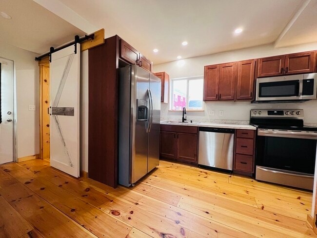 Building Photo - 88 Miller St