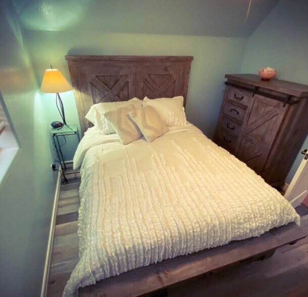 Building Photo - 585 Calle De La Rosa