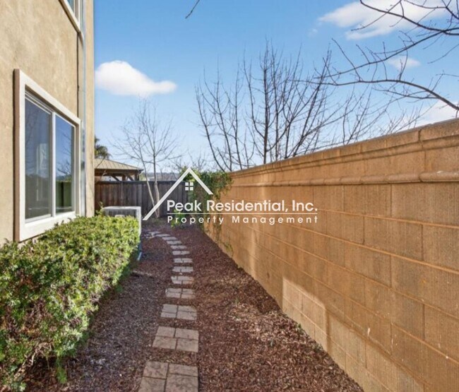 Building Photo - Beautiful 3bd/2.5ba Folsom Home with 2 Car Garage!