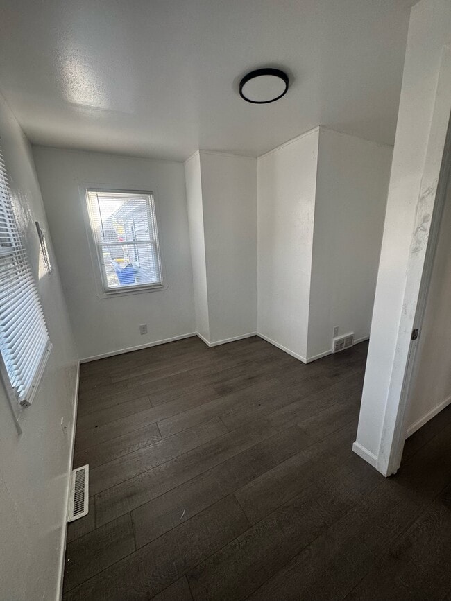 Building Photo - 526 Pershing Ave