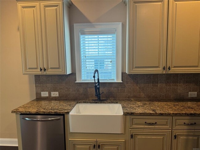 Building Photo - 436 Sydney Dr N