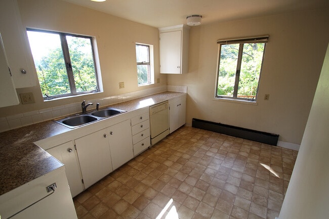Building Photo - SPACIOUS, UPDATED 7 BEDROOM, 3 BATH, 2 KIT...