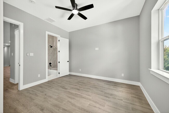 Building Photo - 4517 Larch Ln