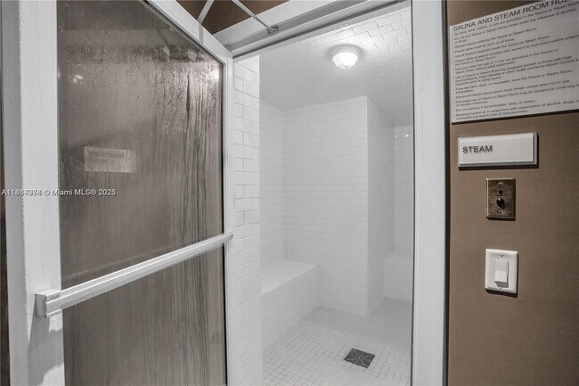 Building Photo - 1300 Brickell Bay Dr
