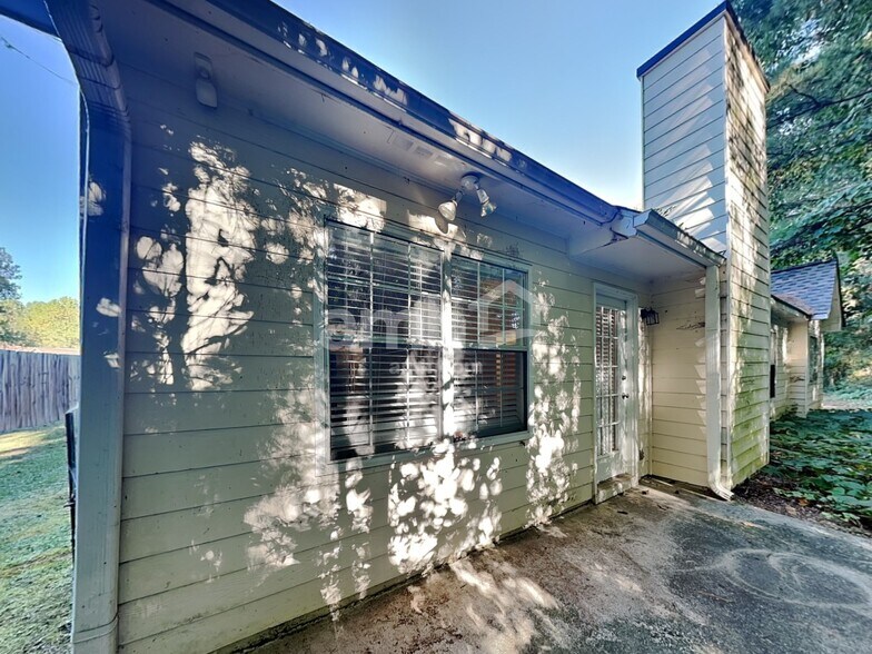 Building Photo - 755 Allen's Landing Dr SE