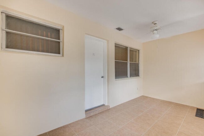 Building Photo - 797 North Dr