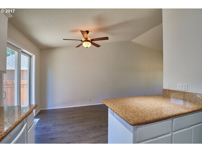 Building Photo - Lovely 3 Bed, 2 Bath Home in Dundee- Walking Distance to New Elementary School!