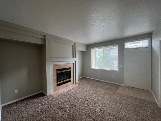 Building Photo - 1 Bed 1.5 Bath Townhome in Aurora!