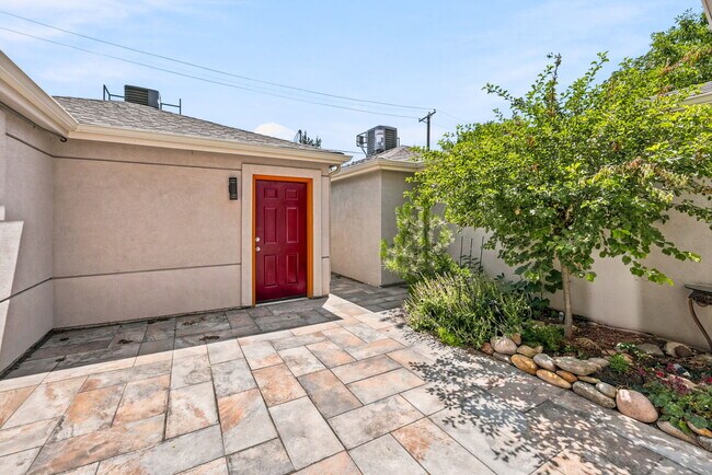 Building Photo - 566 Josephine St