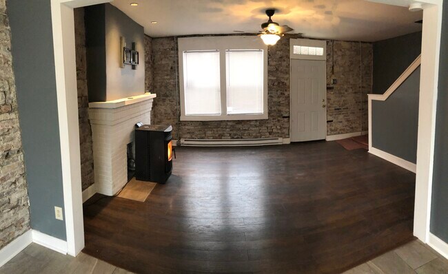 Family room - 262 S Green St