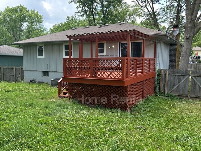 Building Photo - 424 NE Lakeview Dr