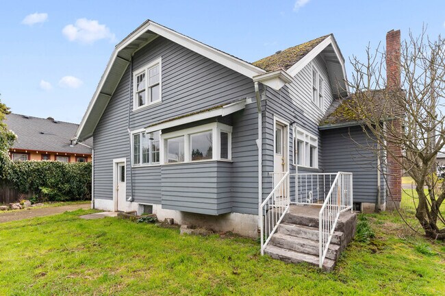 Building Photo - 4749 NE Campaign St