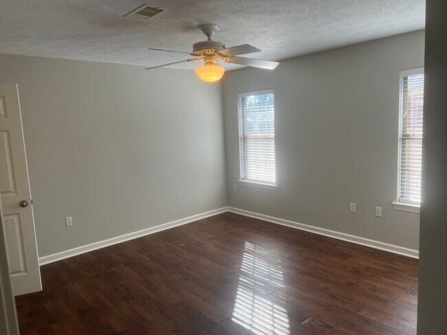 Building Photo - 3 Bed 2 Bath Home