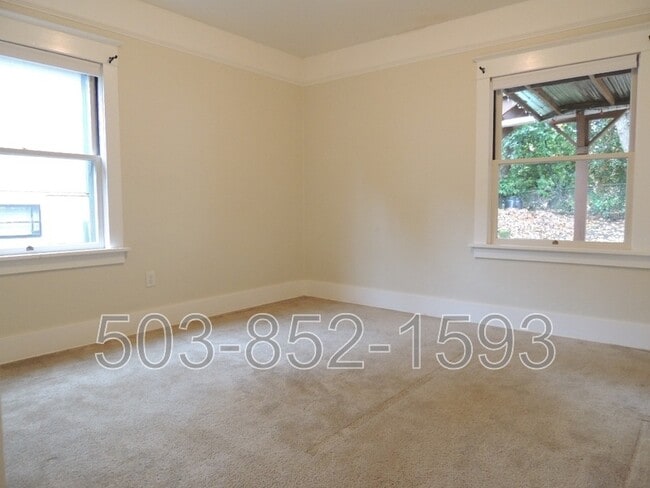 Building Photo - 122 SE 60th Ave