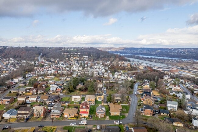 Building Photo - Don’t miss this! Beautifully RENOVATED 3 bedroom in Stowe!!