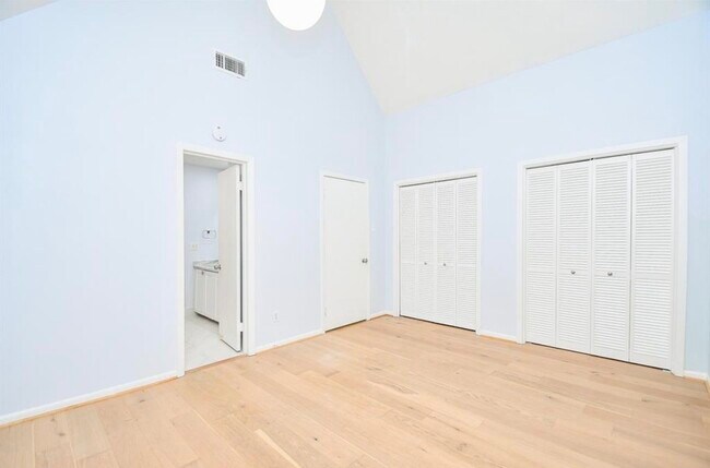 Building Photo - 615 Kipling St