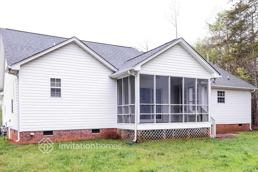 Building Photo - 400 Bennington Dr