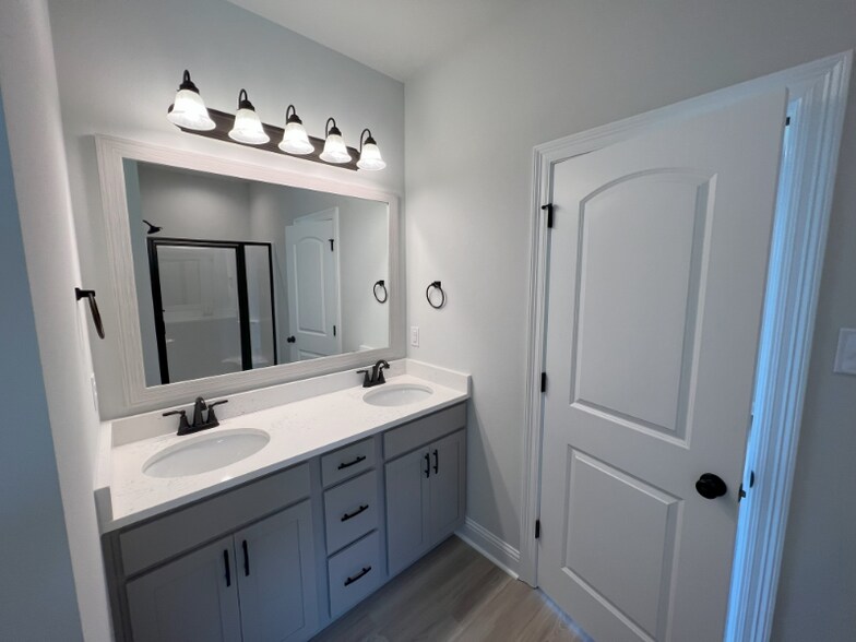 Building Photo - 18031 Evergreen Dr