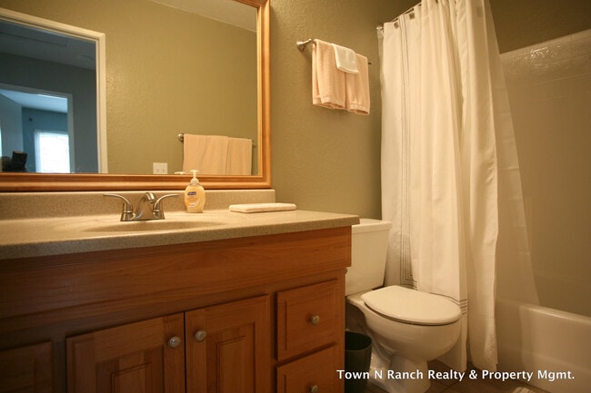 Building Photo - 3Br 2 1/2Ba, 2 Story Condo Avail May 1st short term lease