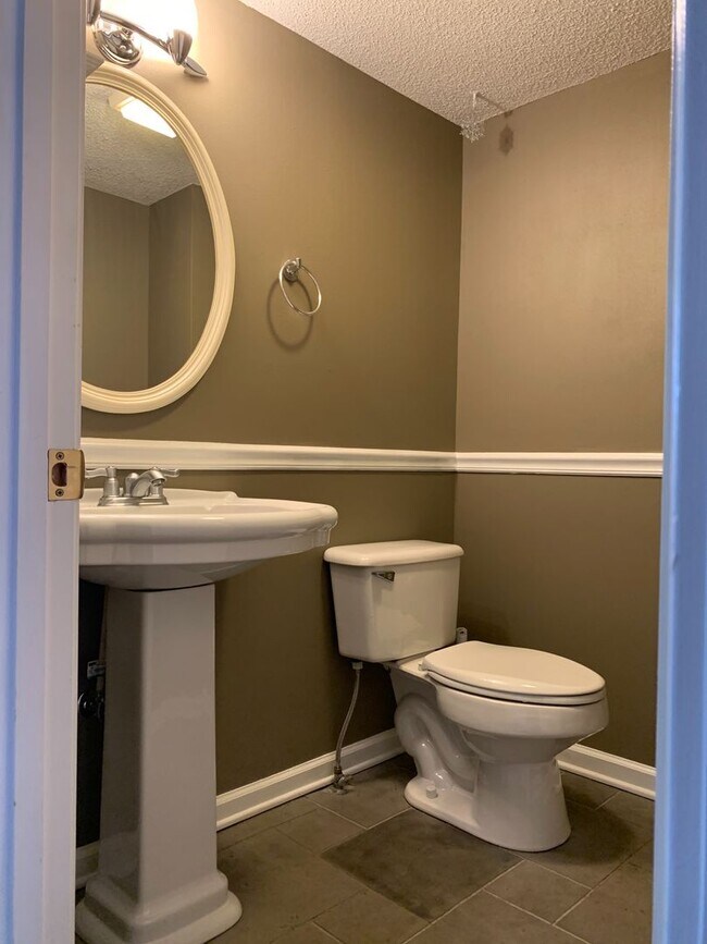 Building Photo - 3 Bedroom / 2.5 Bath Condo  Johnson City, TN