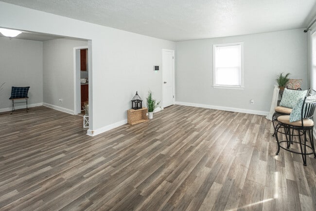 Building Photo - Charming 4-bedroom Cape Cod residence.