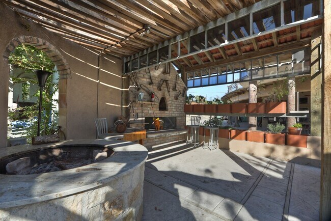 Building Photo - 614 Pine Gully Rd