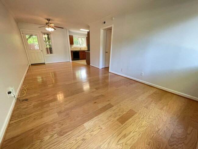 Building Photo - Sweet Spot in Carrboro! Inviting, updated 3br 2ba condo...Walk to Weaver St. & minutes to UNC
