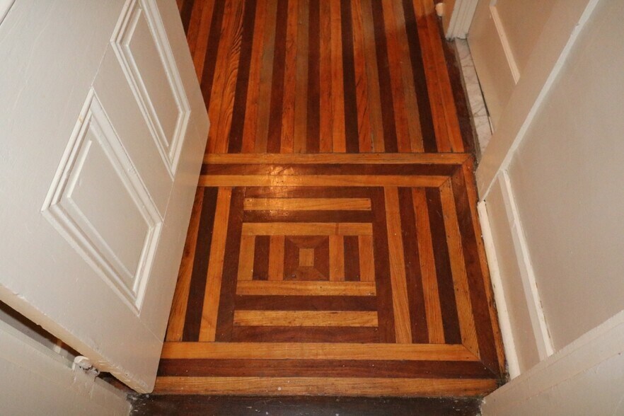 Building Photo - 1316 E 10th St