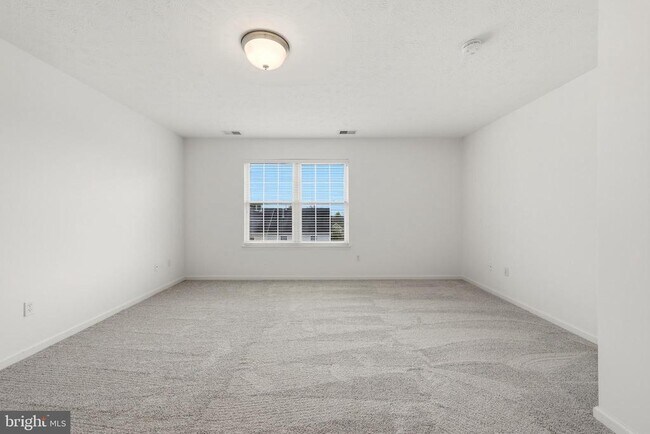Building Photo - 2068 Stoneleigh Dr