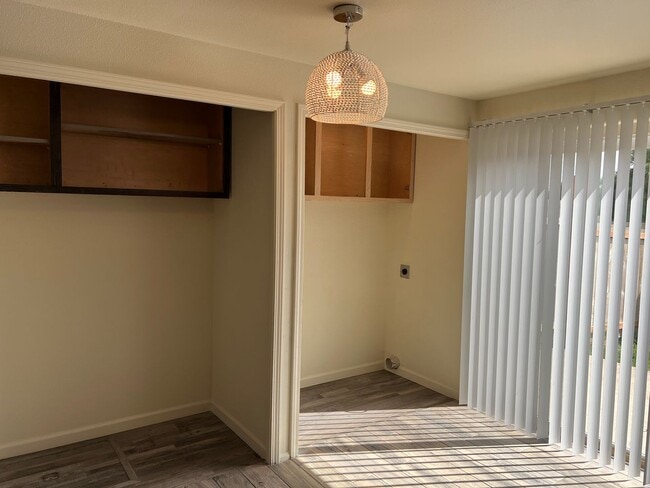 Building Photo - Updated 3 bedroom 1.5 bath duplex!