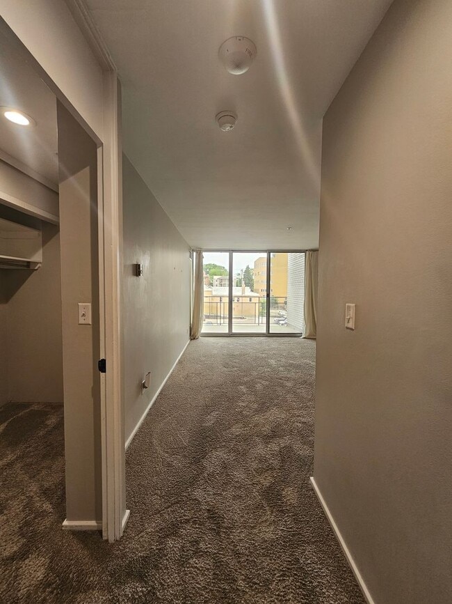 Building Photo - One Bedroom Midtown Condo