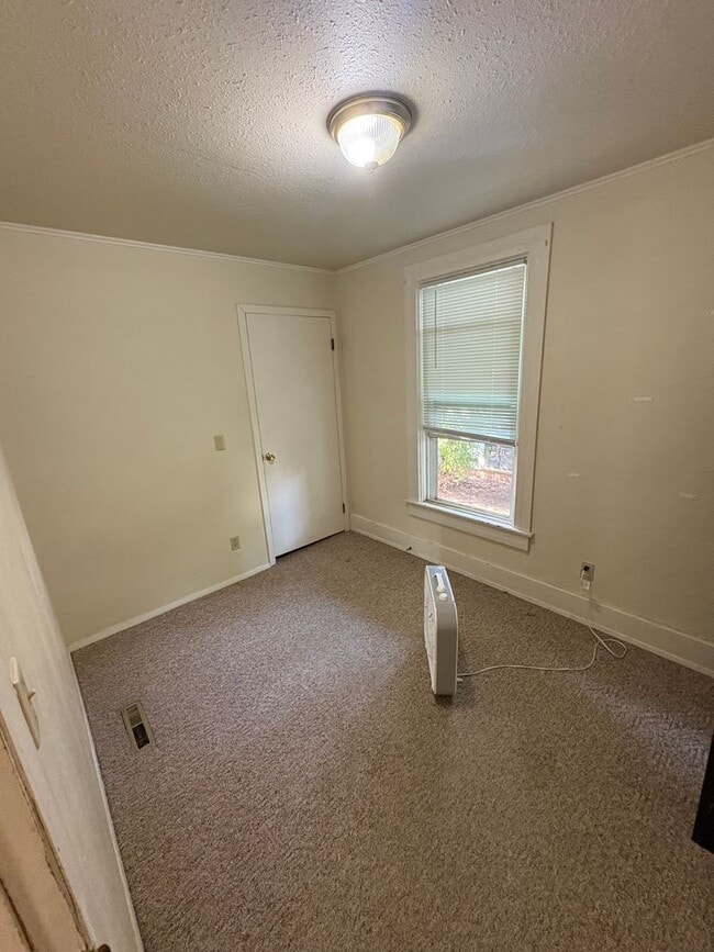 Building Photo - Campus Housing 3 Bed 1 Bath - Last Minute Availability! Steps from campus!