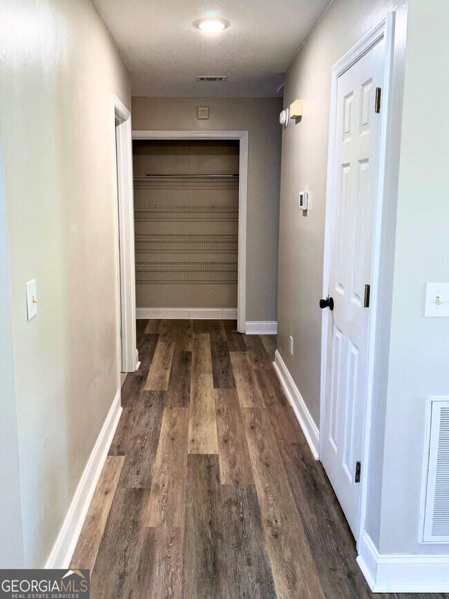 Building Photo - 102 Driftwood Ct