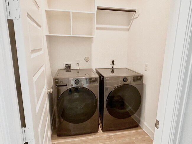 Building Photo - 211 Sierra Strm Ln