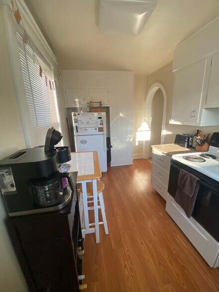 Kitchen - 329 E Grandview Ave