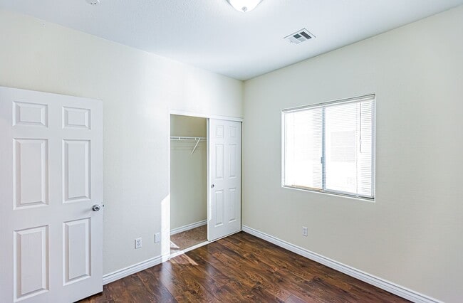 Building Photo - 1 Story home with 3 Bedrooms