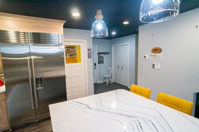 Building Photo - FULLY FURNISHED LAKE HOME