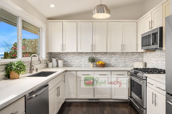 Building Photo - VIEWS, VIEWS, VIEWS!! Stunning & LARGE 4-B...