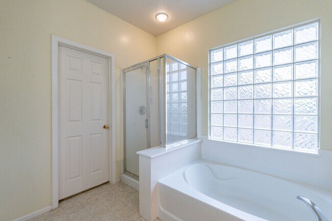 Building Photo - Three Beds & 2.5 Baths - Move Right In!