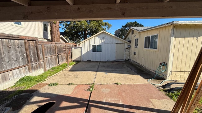 Building Photo - 562 Van Buren St