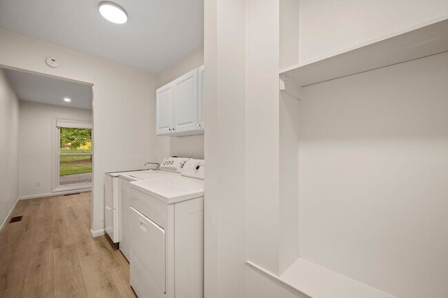 Building Photo - 875 Brandon Cir