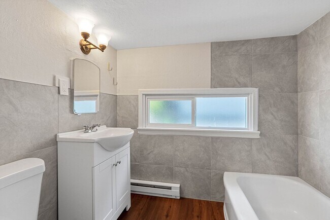 Building Photo - Renovated 5 Bed, 2 Bath House + Office EWU Off Campus Housing! AVAILABLE 7/20!