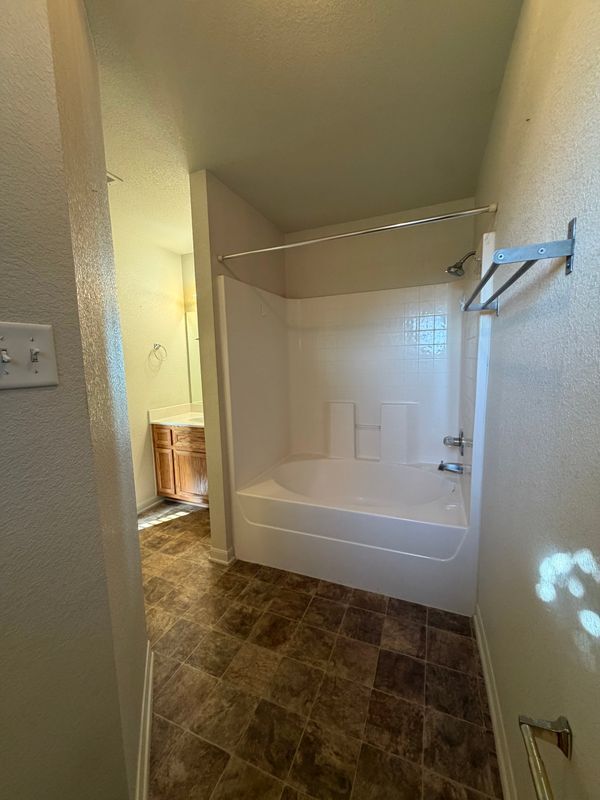 Building Photo - 715 Lakeview Dr