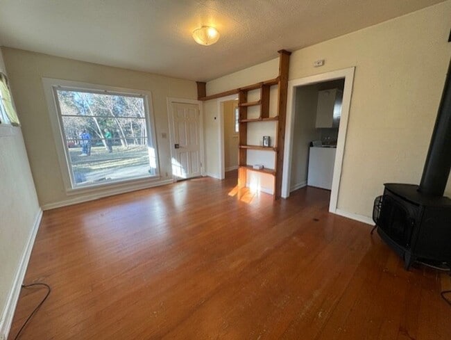 Building Photo - West Side Location